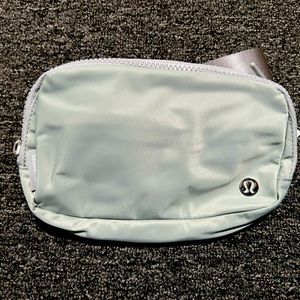New With Tag Lululemon Everywhere Belt Bag Silver